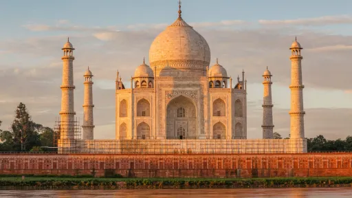 image for article Everything Muslim Travelers Need to Know Before Visiting Taj Mahal