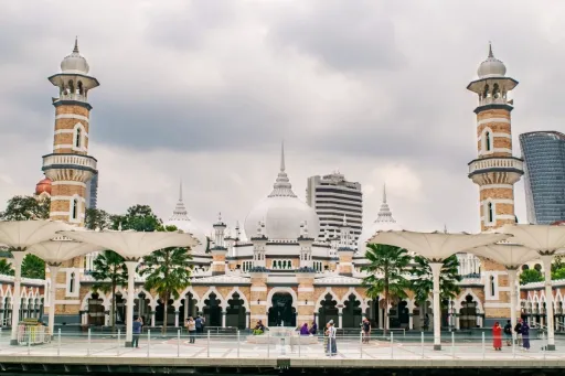 image for article 8 Aesthetic Mosques to Experience Tarawih in Kuala Lumpur & Putrajaya