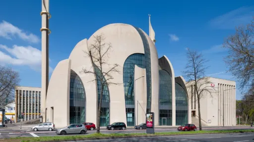 image for article 10 Stunning Mosques Around Europe, A Must-Visit for Muslim Travelers