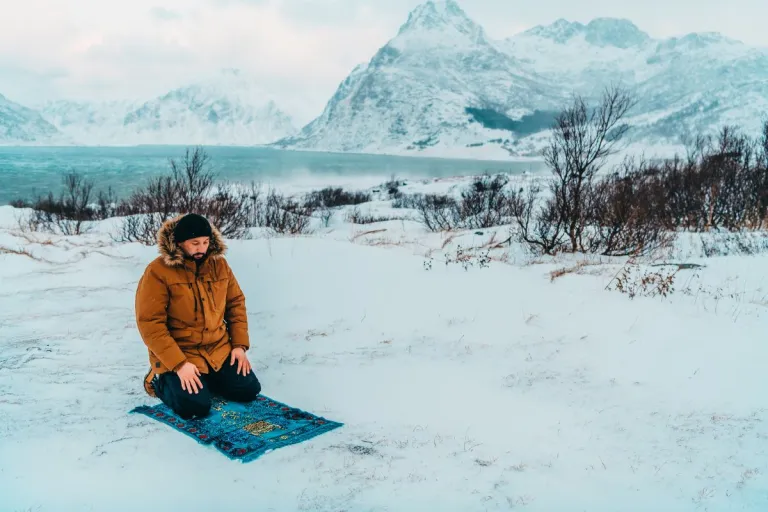 muslim traveller praying.shock | Canva Pro@@.shock | Canva Pro