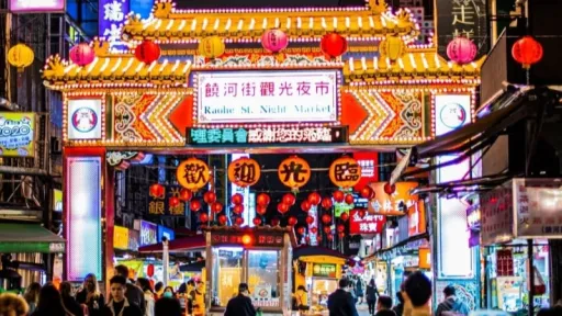 image for article Taiwan Night Markets: A Complete Guide for Muslim Visitors on Their First Trip