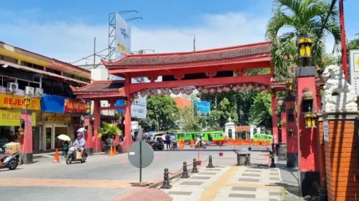 image for article 8 Legendary Halal Street Foods to Try in Suryakencana Bogor