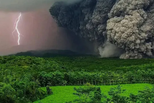 image for article What Travellers Need to Know About Indonesia's Mount Semeru Eruption
