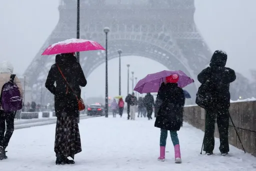 Heavy Snow Triggers 1,000km Traffic Jams and Flight Disruptions in Paris image for article Heavy Snow Triggers 1,000km Traffic Jams and Flight Disruptions in Paris
