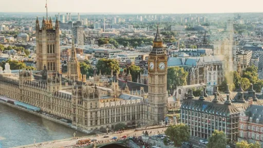 image for article Muslim-Friendly Guide to Heathrow Airport, London: Prayer Spaces, Dining, and Shopping