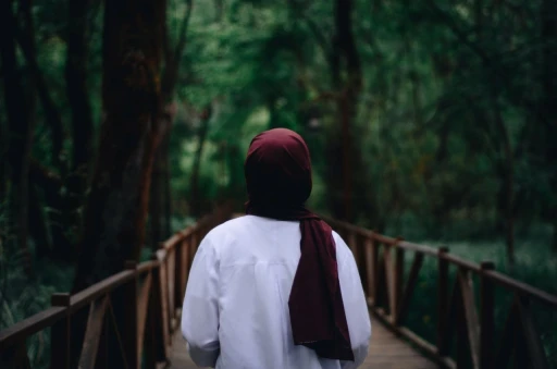 image for article Islamophobia and Muslim Travel: Should I Take My Hijab Off When I Travel?