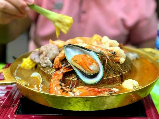 image for article 8 Halal Steamboat Restaurants in Singapore