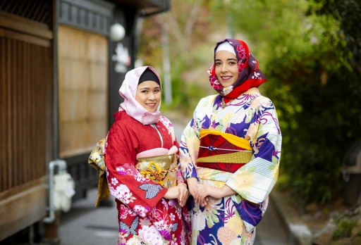 image for article Muslim Women Can Now Wear The Kimono With Matching Hijabs in Kyoto